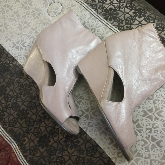 Shoes - Picture 7 of 8